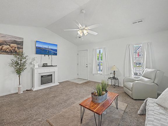 5th image of 122 Taylor Cir