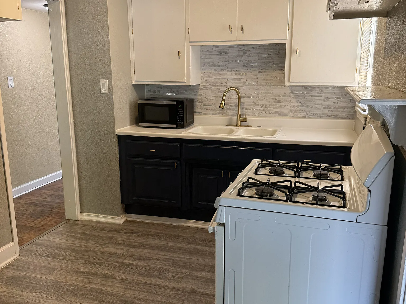 3 bed, 925 sqft, $2,300 — Photo 2