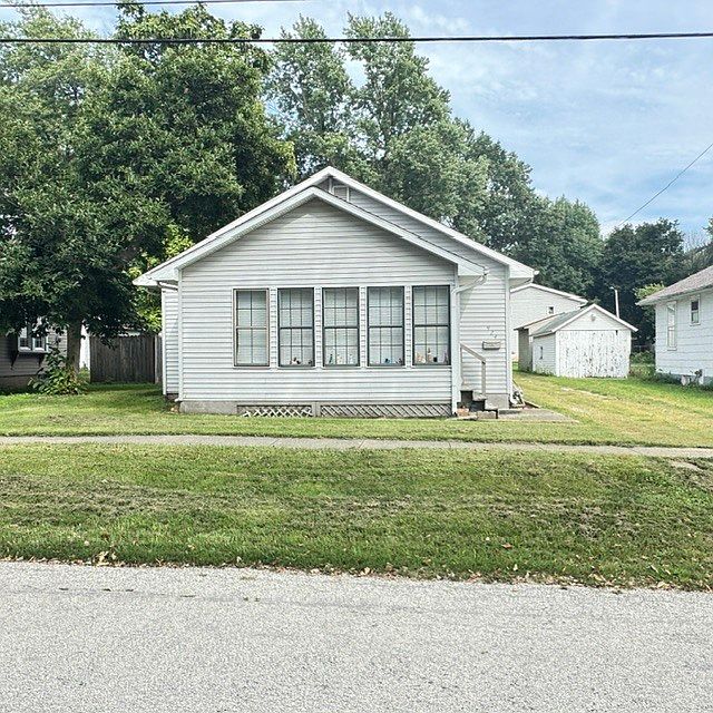 1st image of 924 N George St