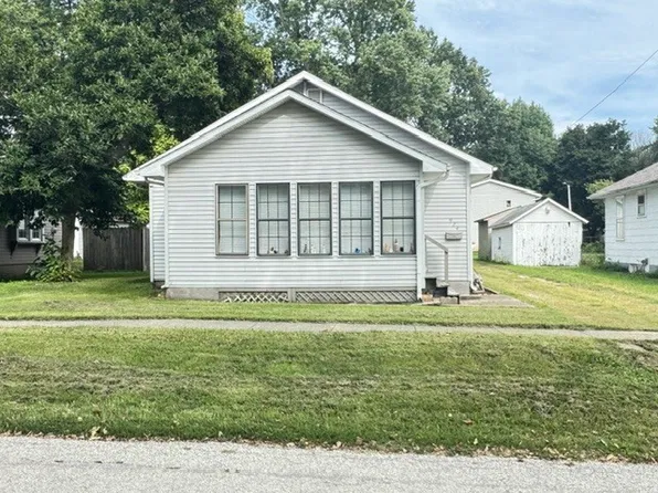 924 N George St, Clinton, IL 61727