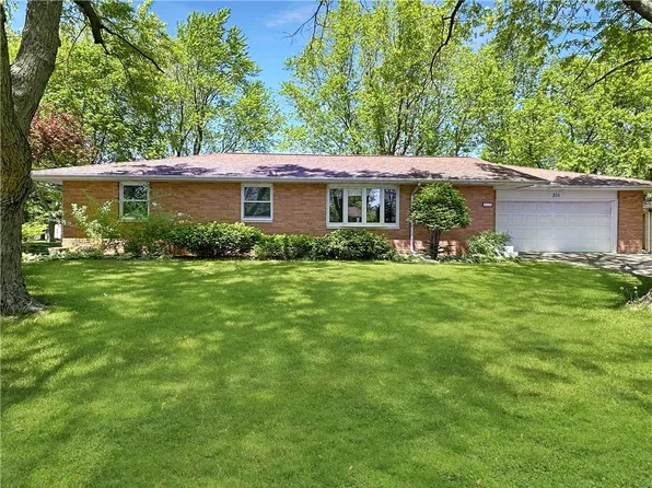 310 E Franklin St, Fisher, IL 61843