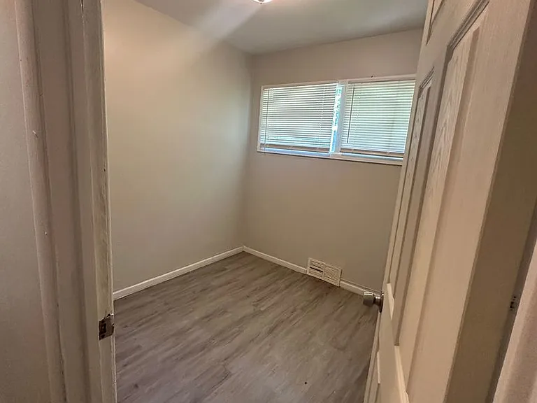 11302 Corrington Ave — Photo 6