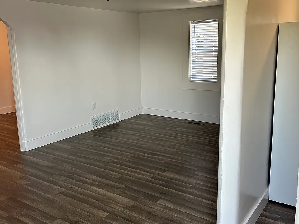 302 1st St #3