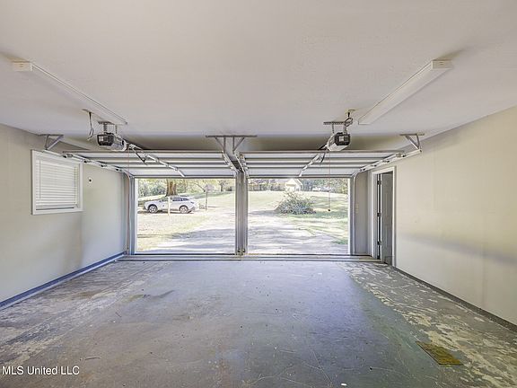 5th image of 1060 Holt Dr