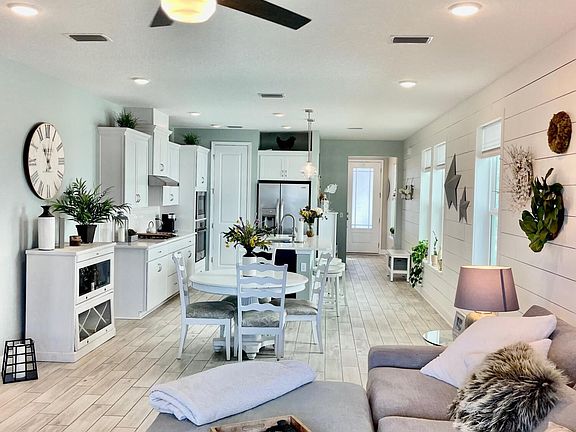3rd image of 497 VISTA LAKE Circle