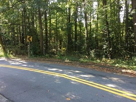 2nd image of 3550 Lake Dr SE