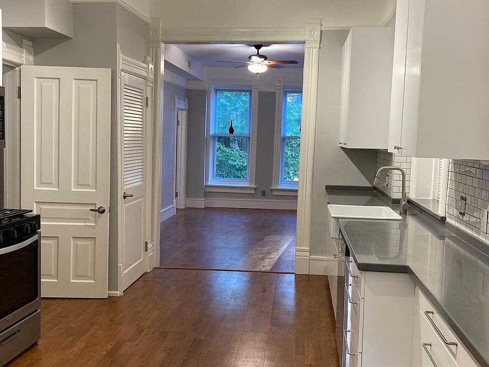 Enormous cook's kitchen, hope you like to entertain!