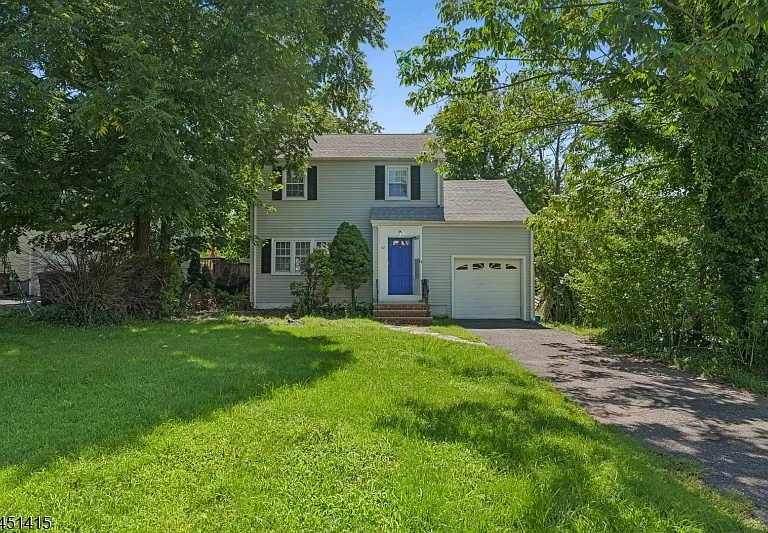 32 Locust Ave — Photo 1