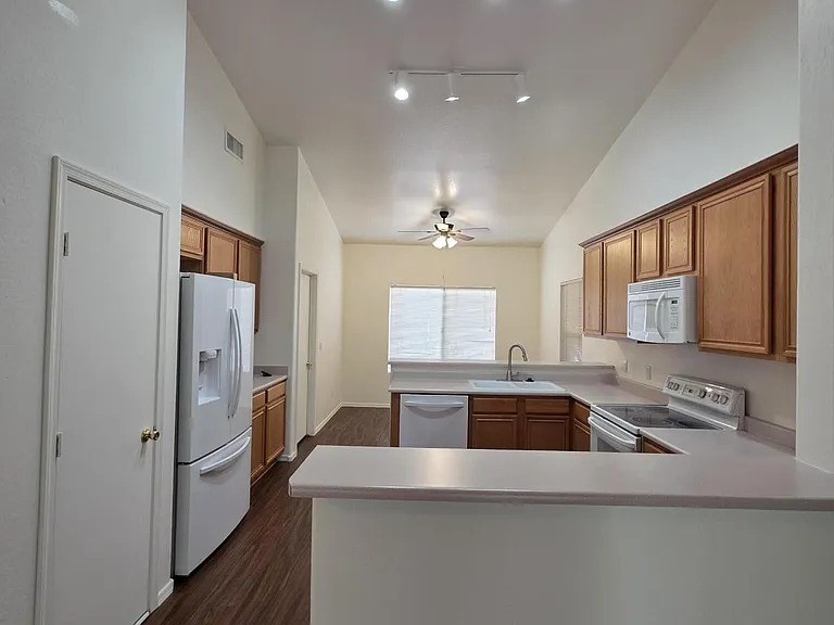 1825 W Desert Willow Dr — Photo 8