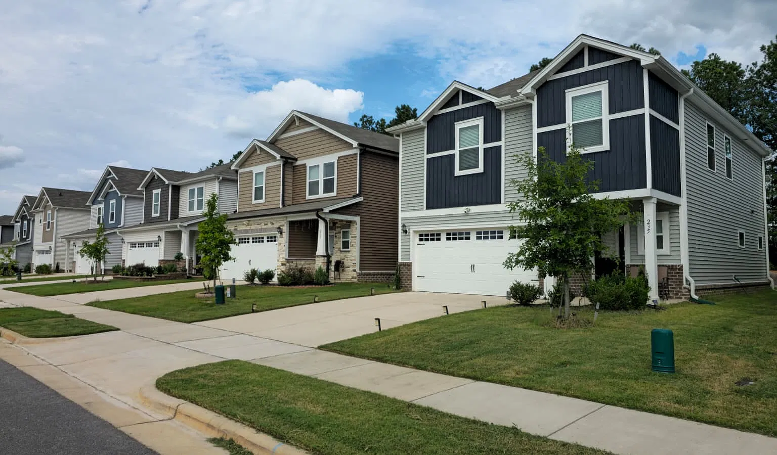 4 bed, 2.5 bath, 1934 sqft, $2,145 — Photo 2