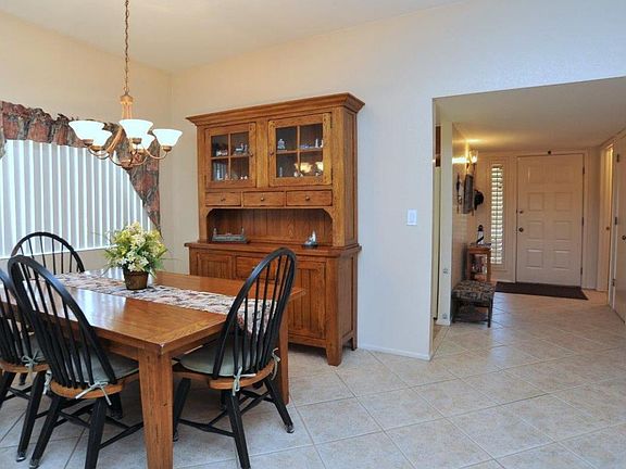 3rd image of 1749 N Fountain Park Dr