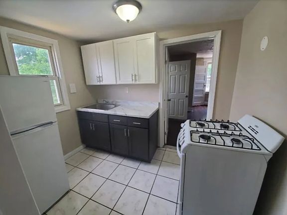 2nd image of 1040 Grove St Floor 3