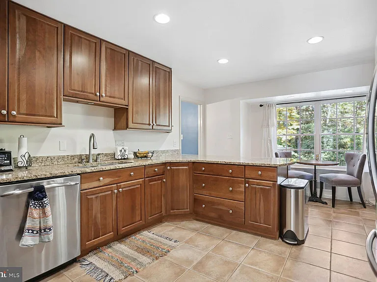 2300 Cheshire Ln — Photo 6