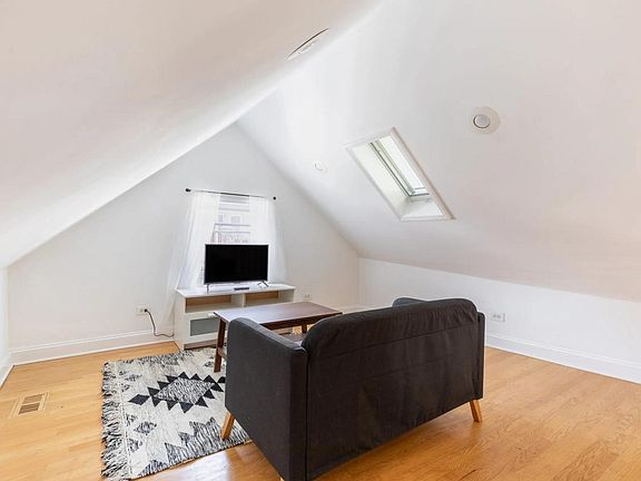 4th image of 1426 N Greenview Ave #4