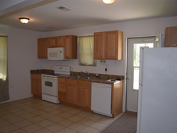 2nd image of 400 Yardley Ct