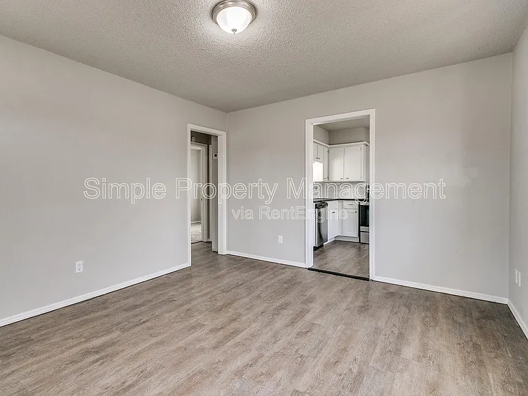 4007 N Rockwell Ave — Photo 3