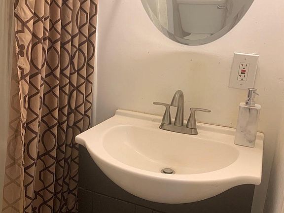 5th image of 606 High St APT F