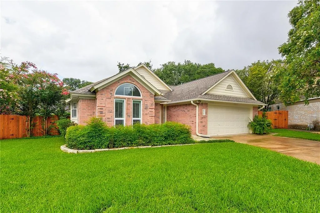 3 bed, 2012 sqft, $2,995 — Photo 3