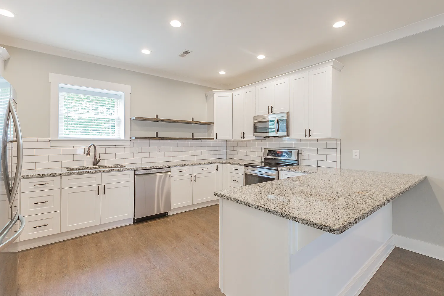 4 bed, 2.5 bath, 2400 sqft, $2,475 — Photo 2