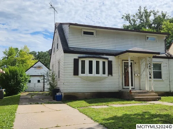 635 10th St NE, Mason City, IA 50401
