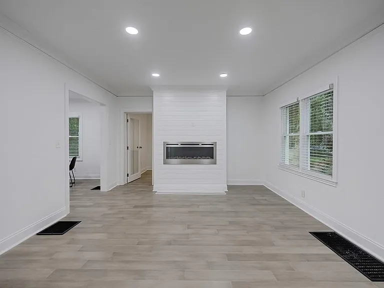 593 Lynnhaven Dr SW — Photo 4
