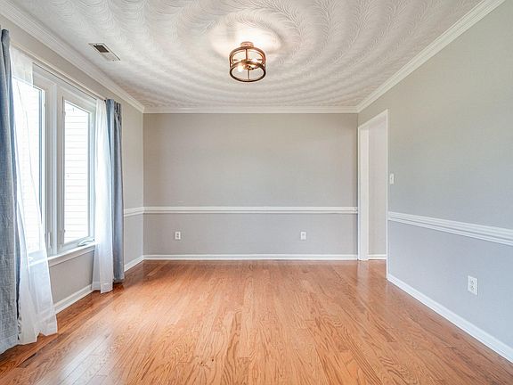 5th image of 704 Clearfield Ave