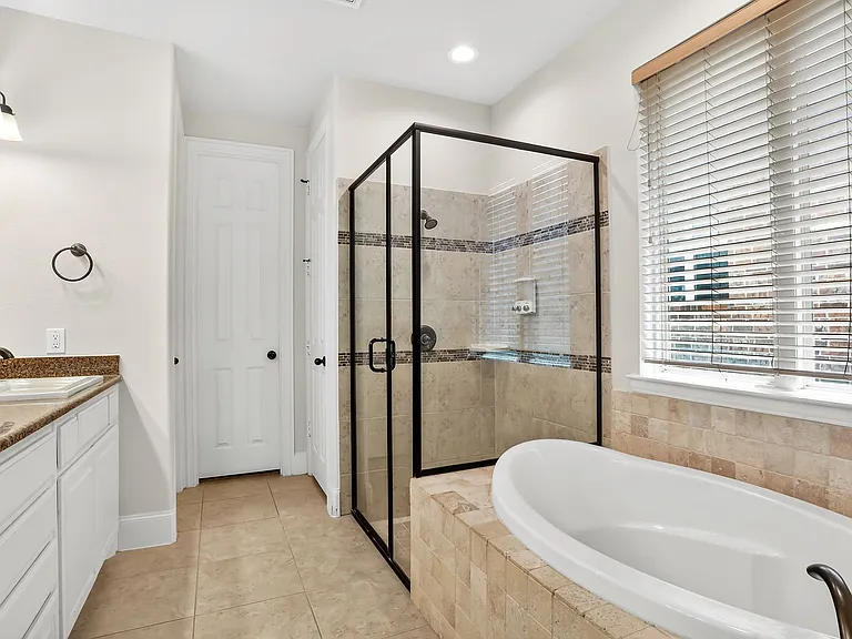 2346 Arezzo Ln — Photo 10