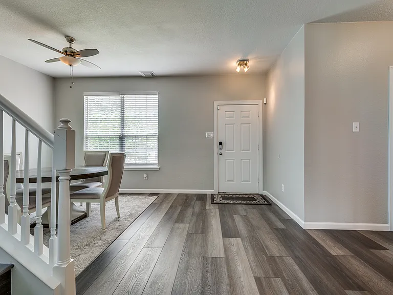 817 Pryor Dr — Photo 3