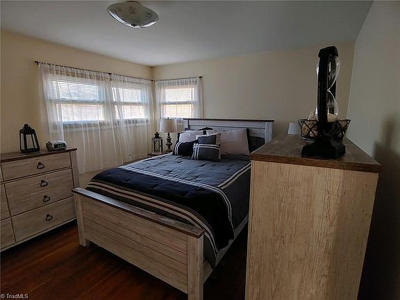5th image of 215 Green St