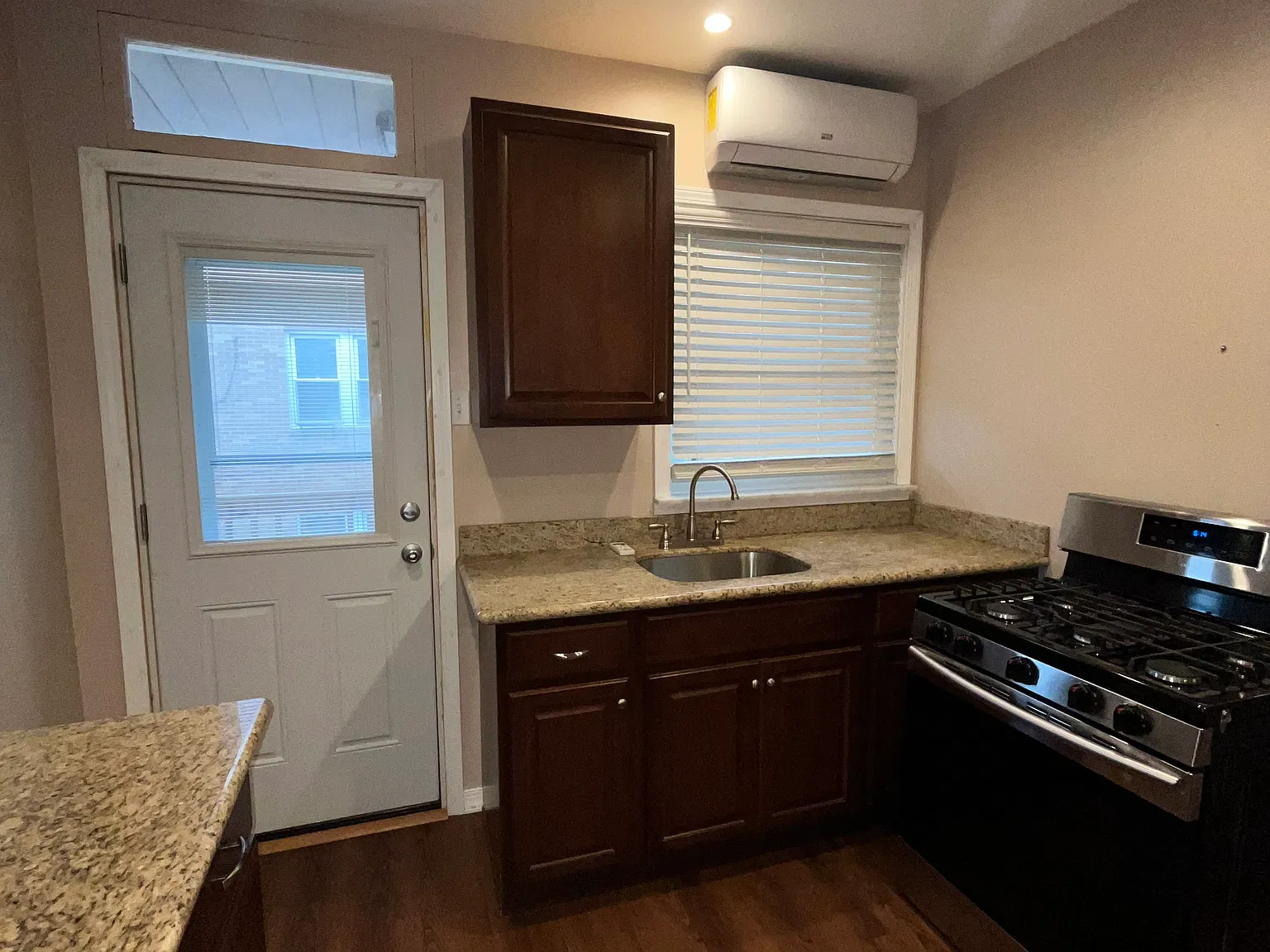 2 bed, 2300 sqft, $1,700 — Photo 3