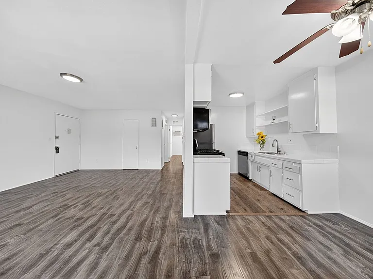 10736 Magnolia Blvd — Photo 12