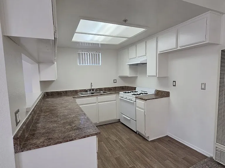 Broadway Apartments — Photo 1