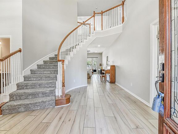 2nd image of 2864 Everett Drive