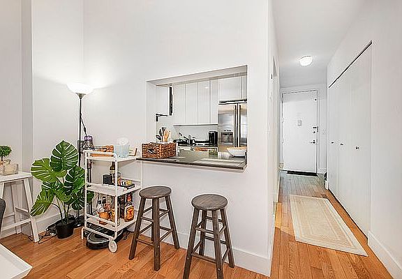 3rd image of 99 John St APT 909