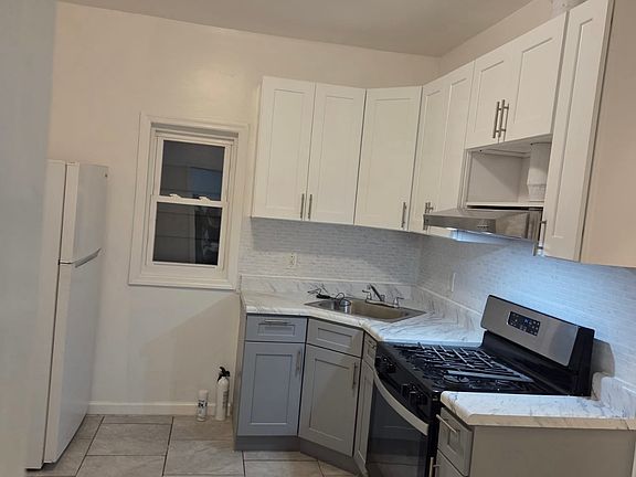 3rd image of 595 15th Ave Floor 1
