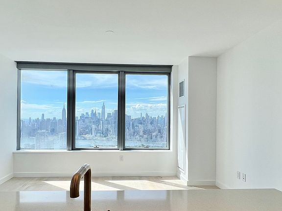 4th image of 3 Court Sq APT 5912