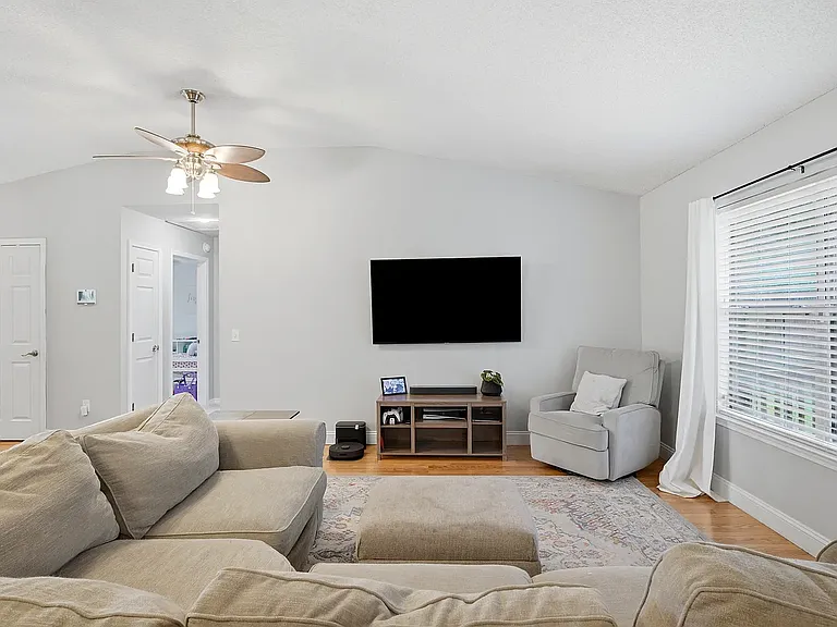 2711 Penn St — Photo 14