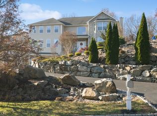 31 Rock Ridge Rd, Denville, NJ 07834