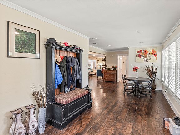 2nd image of 400 W Cayuga Dr