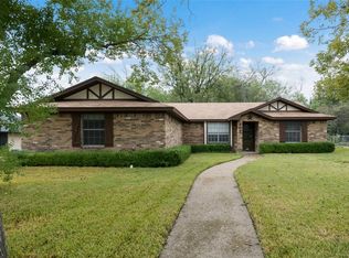 305 Cedarwood Ln, Hewitt, TX 76643