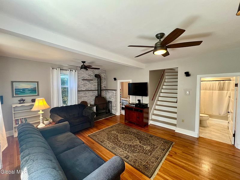 4th image of 847 Maple Hill Road