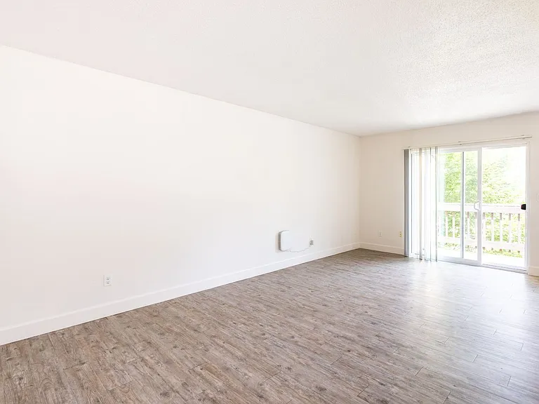 Beverly Grove Apartments — Photo 40