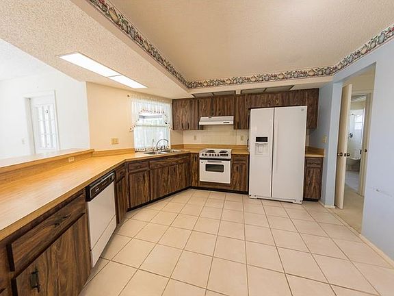 3rd image of 213 Earl St