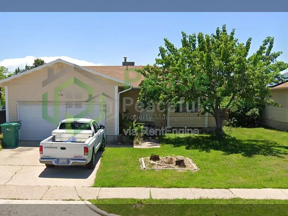 1129 W 2450 N