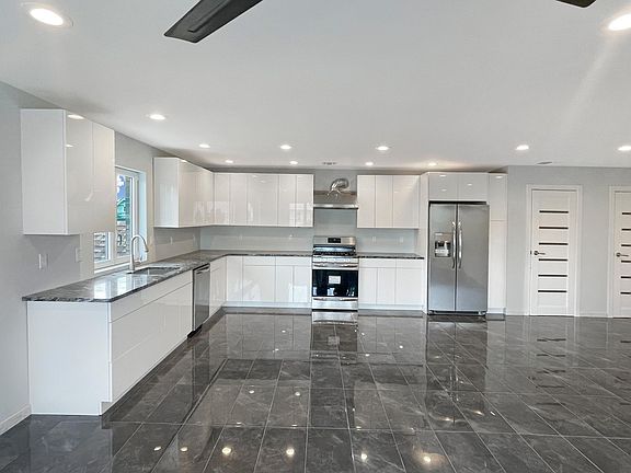 4th image of 102 Jefferson Ave APT 2