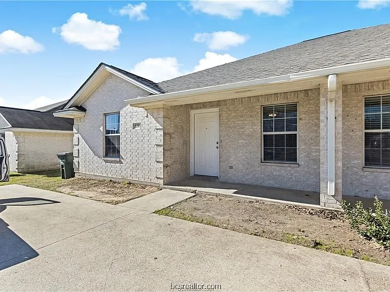 510 Freeman Ave — Photo 1