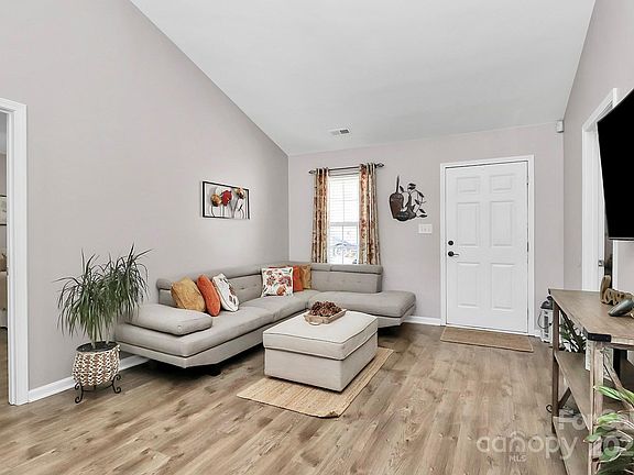 3rd image of 2524 Gelsinger Ave