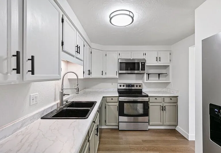 2105 Hawkins Ln — Photo 25