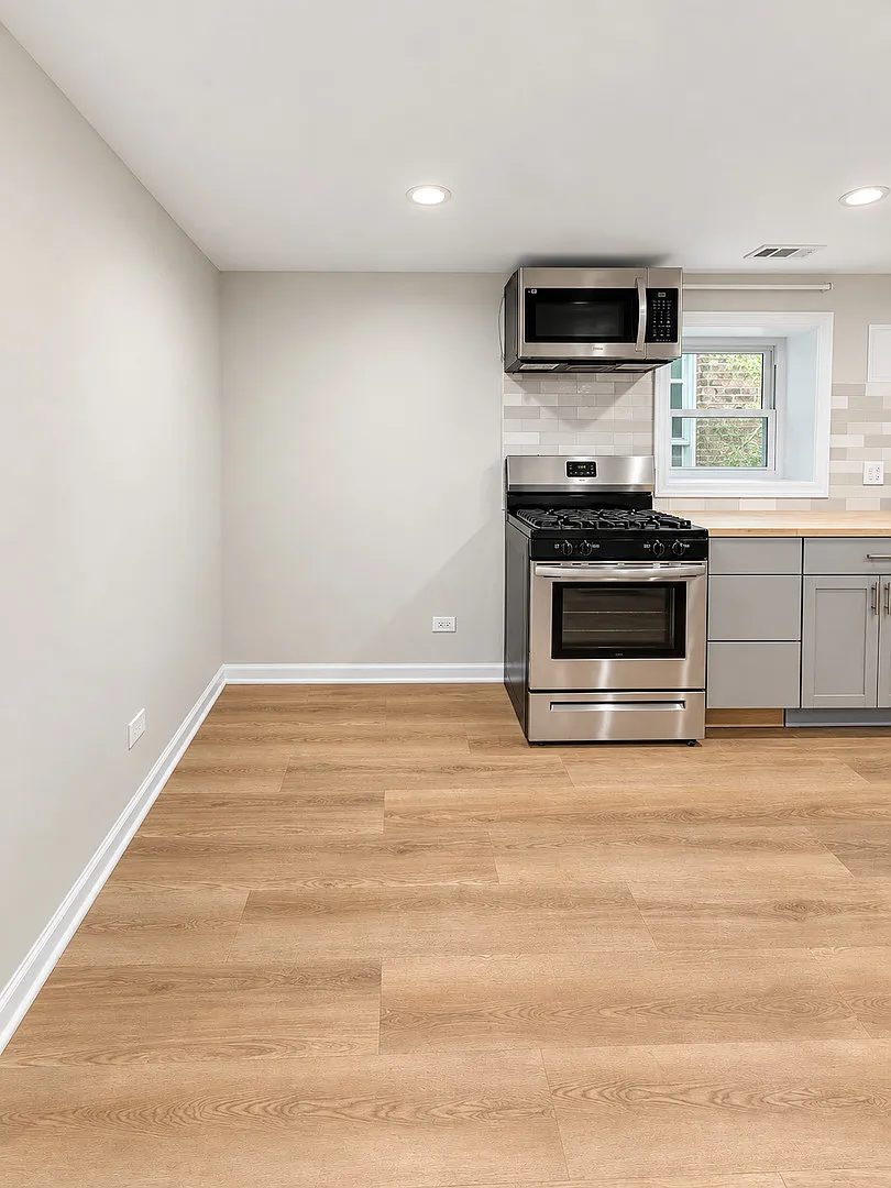 2 bed, 920 sqft, $2,200 — Photo 4