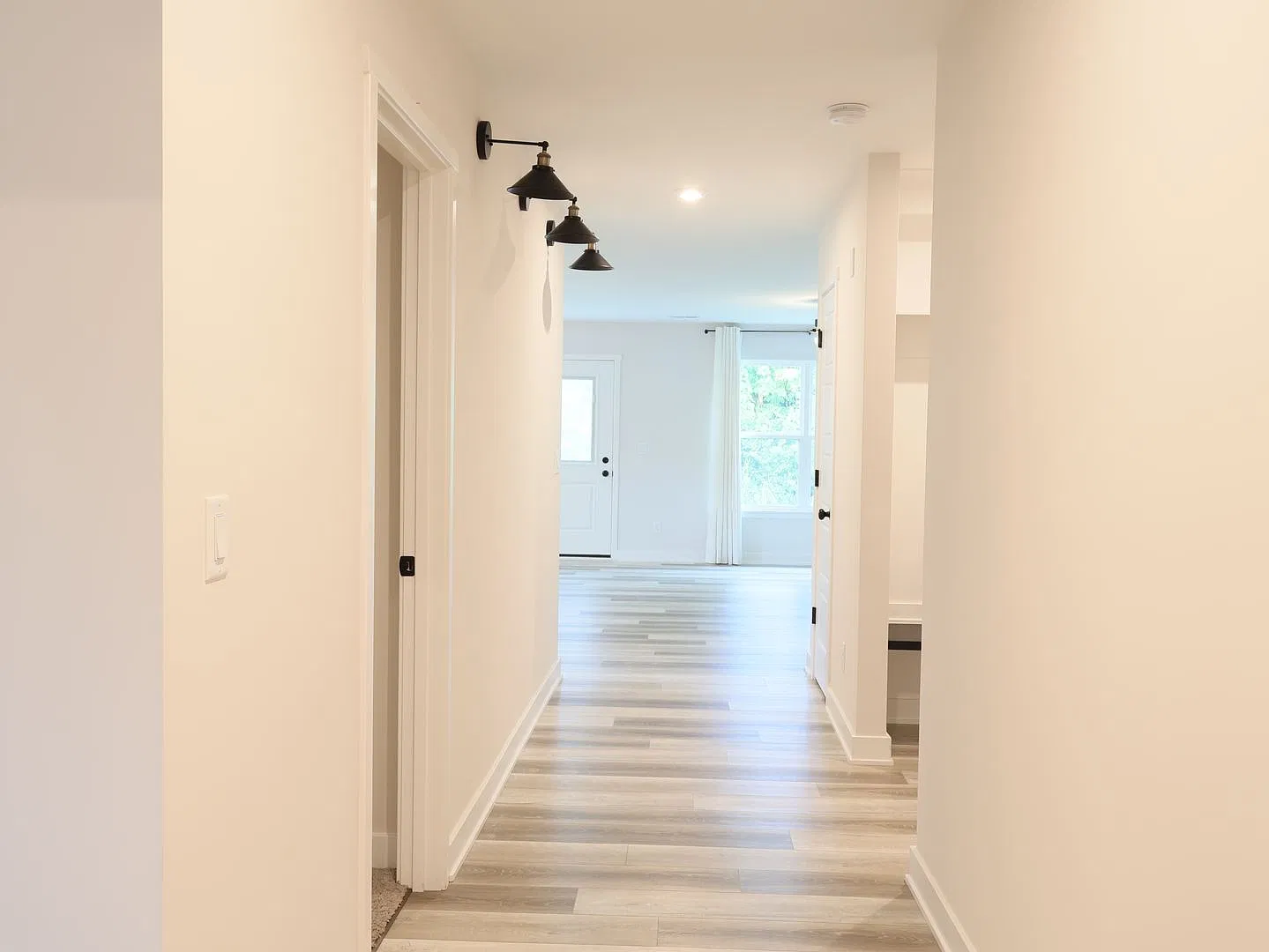 Modern 3 bed / 2 bath home — Photo 3